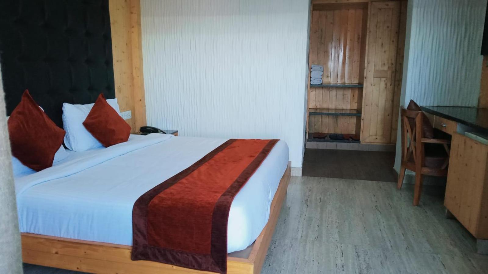 Blue Pine Resort Лансдаун Екстер'єр фото