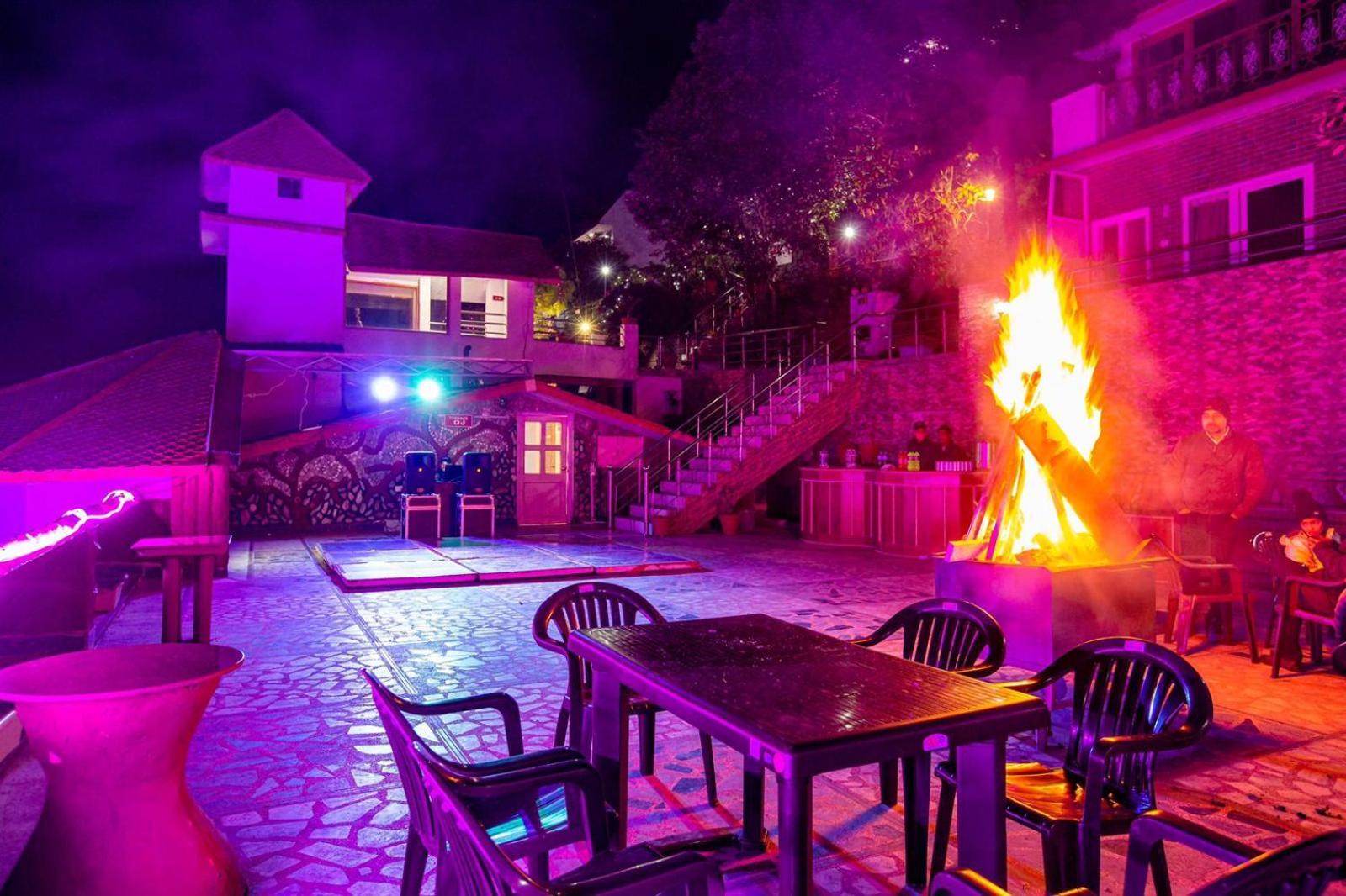 Blue Pine Resort Лансдаун Екстер'єр фото