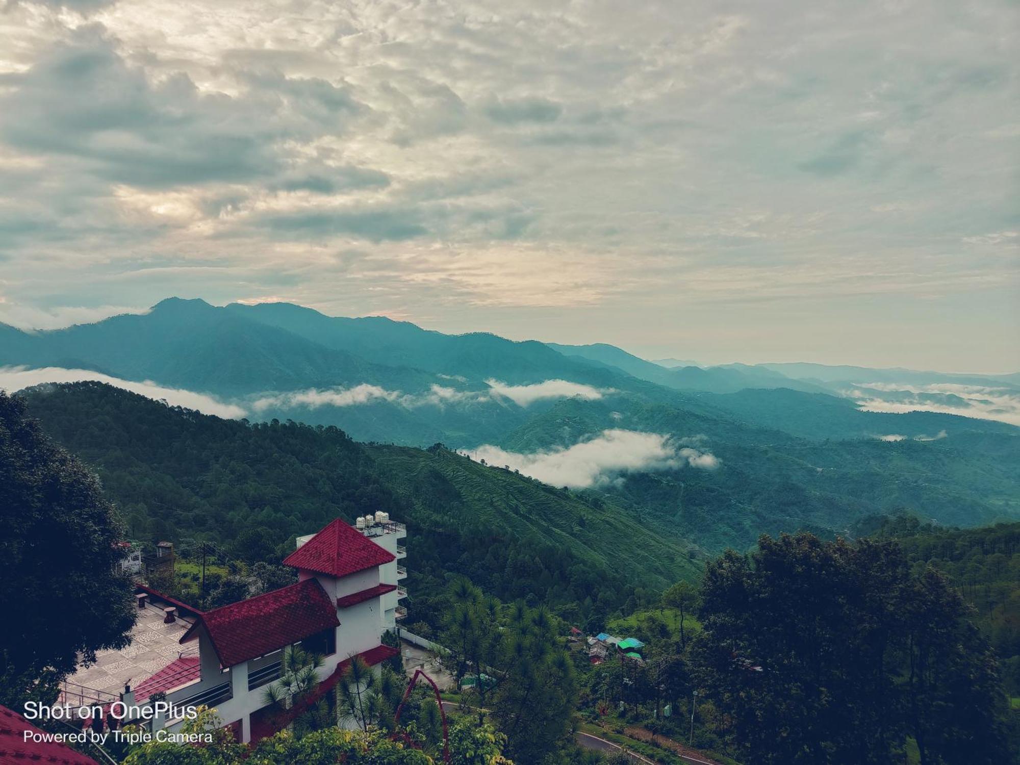 Blue Pine Resort Лансдаун Екстер'єр фото