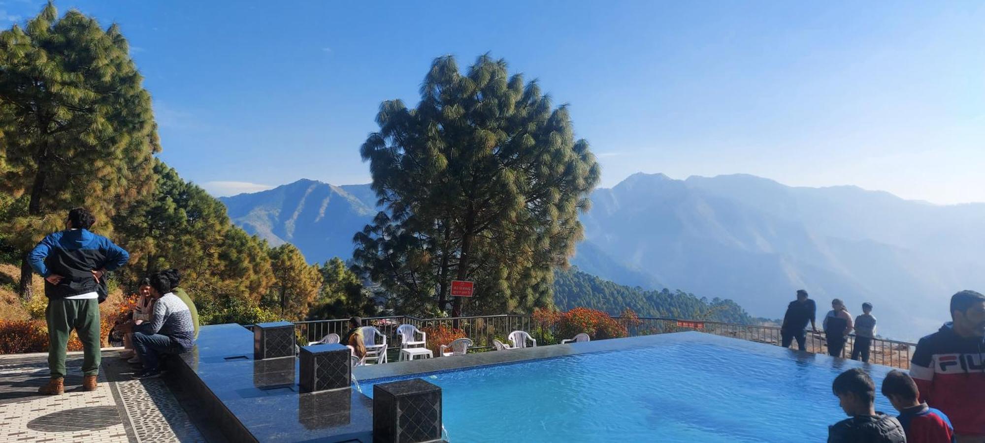 Blue Pine Resort Лансдаун Екстер'єр фото