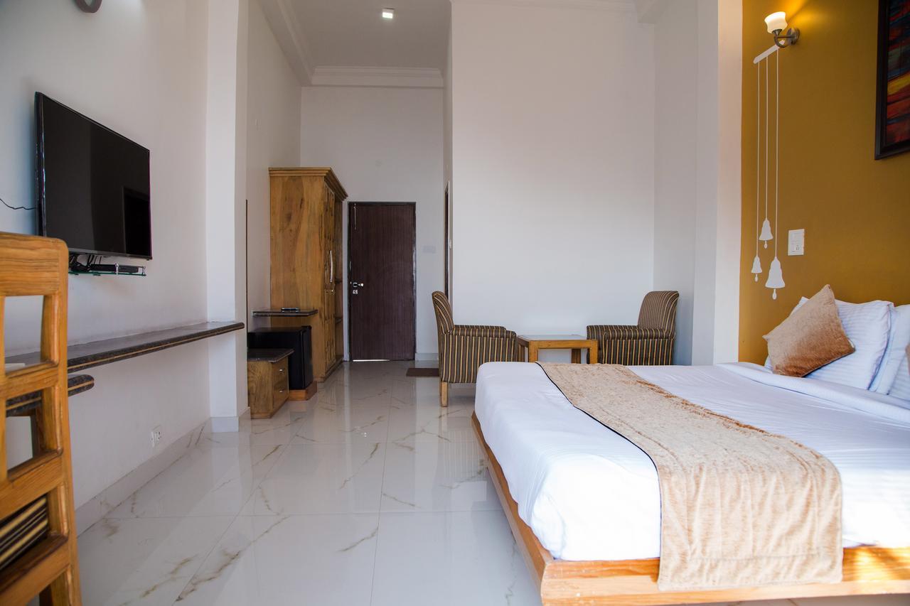 Blue Pine Resort Лансдаун Екстер'єр фото